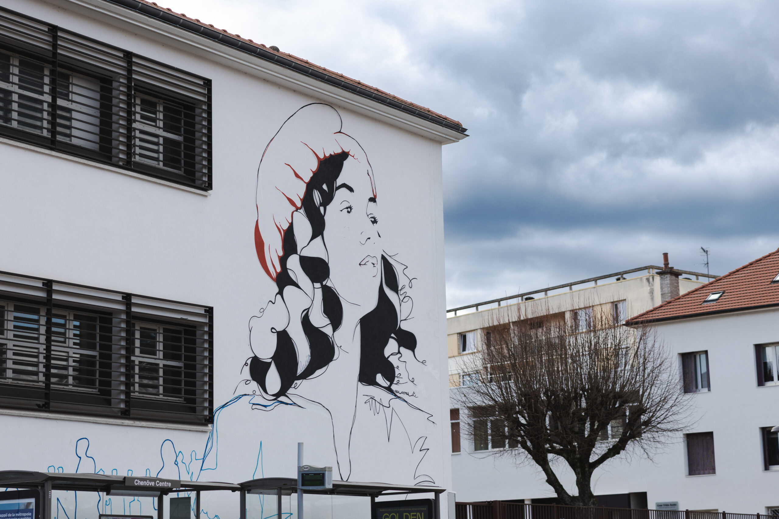 La Marianne de la façade de l'hôtel de ville de Chenôve, œuvre du street-artiste Don Matéo, choisi après une votation citoyenne
