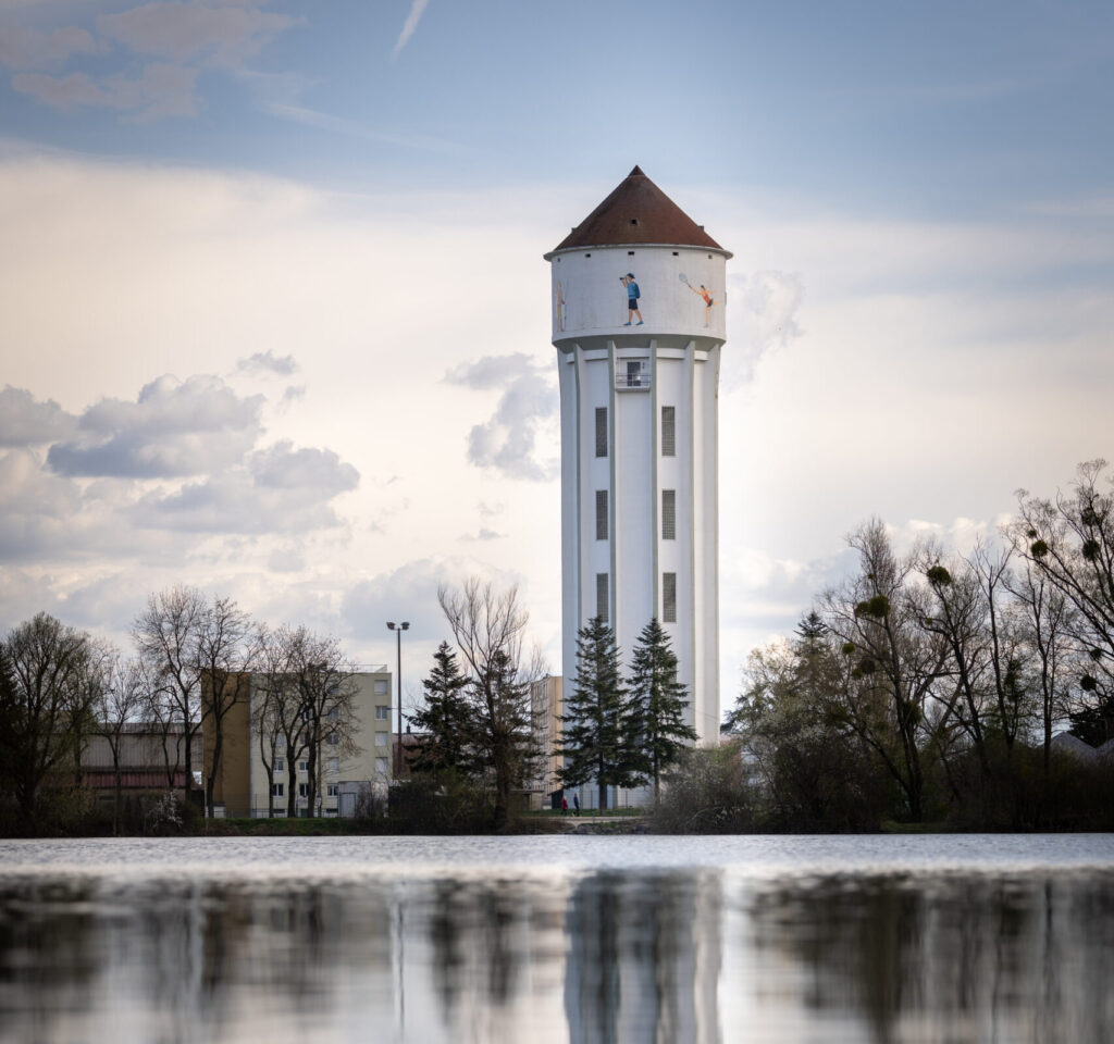Genlis, au cœur d’un canton rural en plein essor, et son château d’eau qui a fait l’objet d’une rénovation extérieure